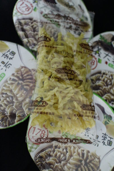Chef HöKA荷卡廚坊義大利濃湯麵:{宅配美食}荷卡廚坊義大利松露嫩雞風味濃湯麵~少熱量、不油膩~LIGHT~也能好享受! Chef HöKA荷卡廚坊義大利濃湯麵:{宅配美食}荷卡廚坊義大利松露嫩雞風味濃湯麵~少熱量、不油膩~LIGHT~也能好享受!