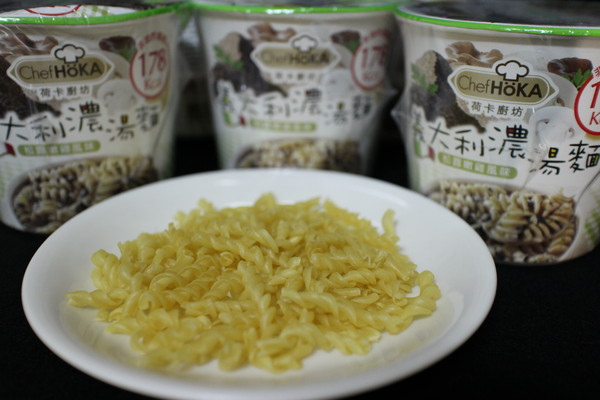 Chef HöKA荷卡廚坊義大利濃湯麵:{宅配美食}荷卡廚坊義大利松露嫩雞風味濃湯麵~少熱量、不油膩~LIGHT~也能好享受! Chef HöKA荷卡廚坊義大利濃湯麵:{宅配美食}荷卡廚坊義大利松露嫩雞風味濃湯麵~少熱量、不油膩~LIGHT~也能好享受!