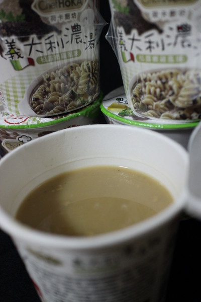 Chef HöKA荷卡廚坊義大利濃湯麵:{宅配美食}荷卡廚坊義大利松露嫩雞風味濃湯麵~少熱量、不油膩~LIGHT~也能好享受! Chef HöKA荷卡廚坊義大利濃湯麵:{宅配美食}荷卡廚坊義大利松露嫩雞風味濃湯麵~少熱量、不油膩~LIGHT~也能好享受!