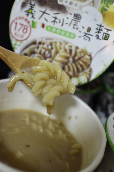 Chef HöKA荷卡廚坊義大利濃湯麵:{宅配美食}荷卡廚坊義大利松露嫩雞風味濃湯麵~少熱量、不油膩~LIGHT~也能好享受! Chef HöKA荷卡廚坊義大利濃湯麵:{宅配美食}荷卡廚坊義大利松露嫩雞風味濃湯麵~少熱量、不油膩~LIGHT~也能好享受!