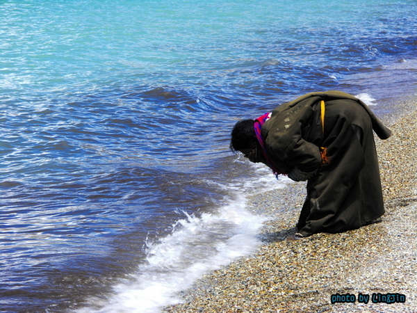 那木棤-虔誠的藏民老婦人正用湖水盡聖湖以及為自己洗禮2.JP