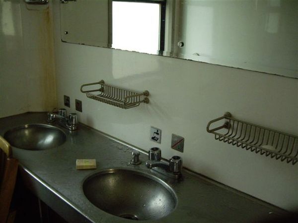 大陸火車軟臥車廂- 盥洗室