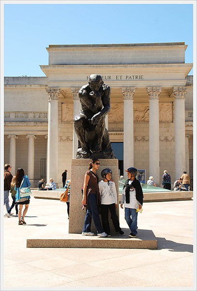 Thinker statue inside Legion of Honor