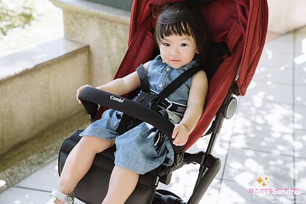 育兒開箱|全新Combi CFS嬰兒推車・巧摺秒收、滑順大輪