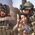 “我以为你不会来了”‧ 伊拉克女童答谢救援队伍 2.jpg