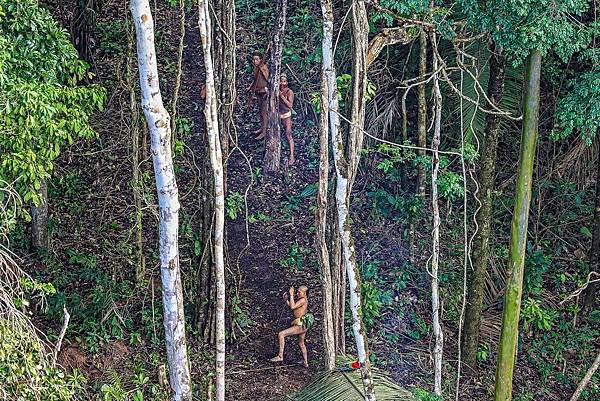 05-uncontacted-tribe-amazon.ngsversion.1482345013821.adapt.1900.1