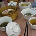 標準的飲茶，倒茶姿勢有賴香港朋友指導