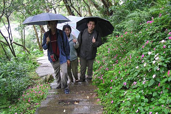 冒雨開始爬龜山