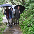 冒雨開始爬龜山