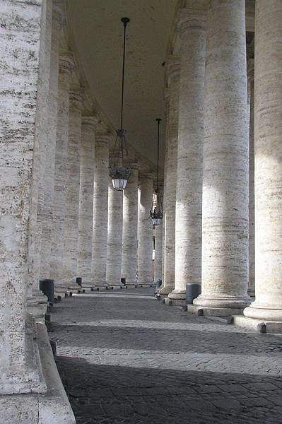 廣場兩旁的石柱