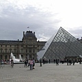 羅浮宮有名的玻璃金字塔