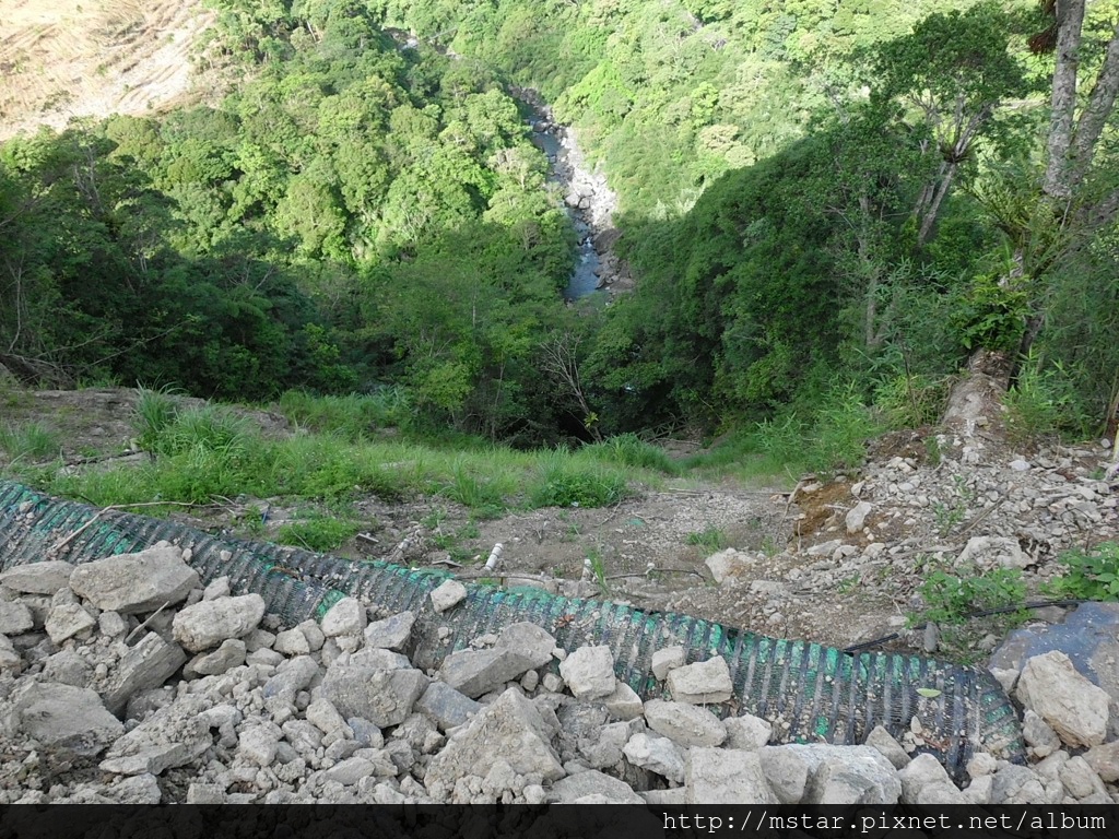 崩塌影響到下方卡拉模基步道