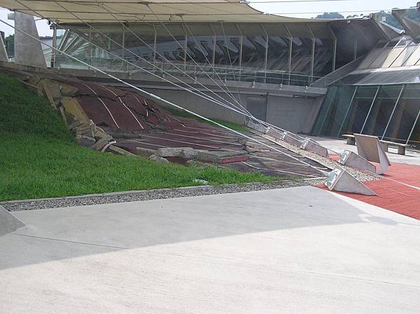 車籠埔斷層經過光復國中的操場