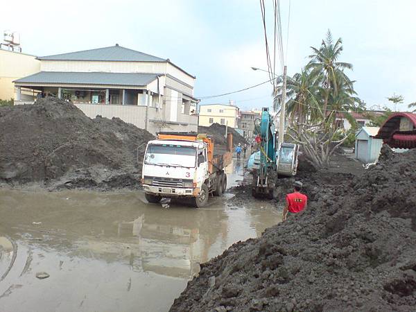 機具趕工清出道路
