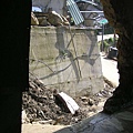 左側傾倒屋內土石處