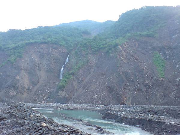 崩塌的對岸山坡