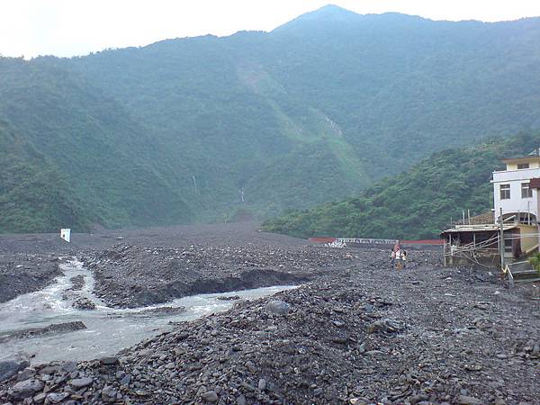 來社溪與內社溪匯流處，白色吊橋已被掩埋