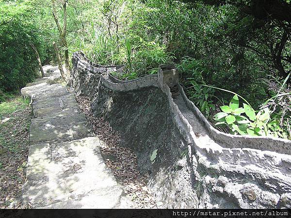 步道旁的萬里長城