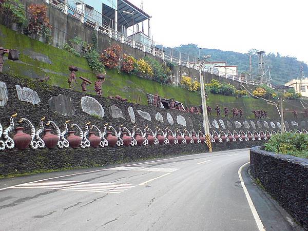 西部落靠山坡的圖騰