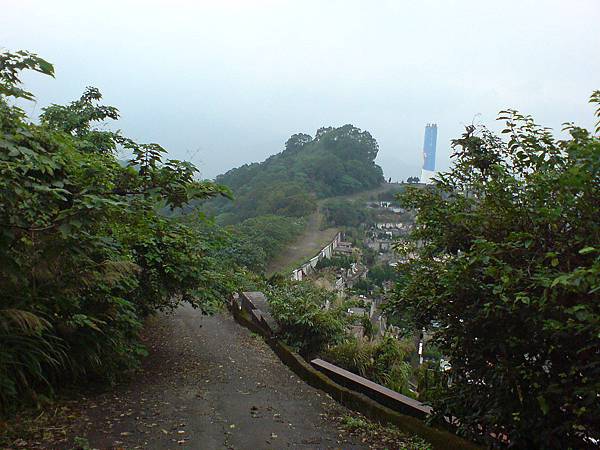 福德坑山與木柵焚化廠煙囪