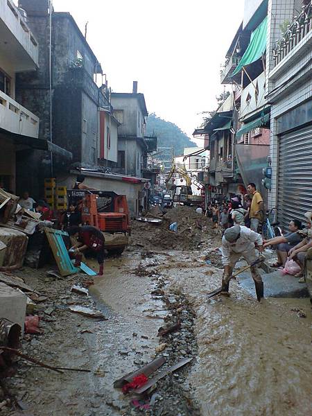 積滿砂石的坡道