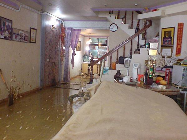 幫忙清出泡水家具