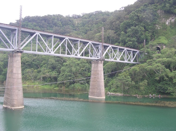 鯉魚潭鐵橋