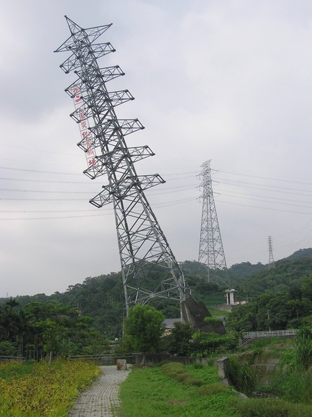 因車籠埔斷層而傾斜的電塔