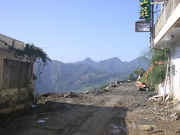 崩塌的道路