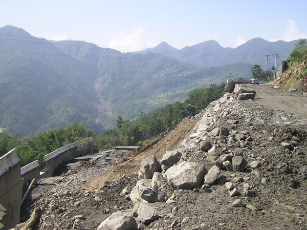 崩塌的道路