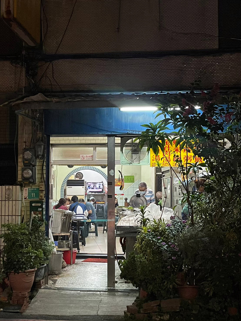 台南平價小餐館～久昌飯店，肉滿滿的香菇肉飯，美味家常菜筍絲炒