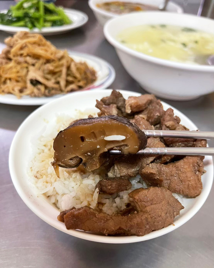 台南平價小餐館～久昌飯店，肉滿滿的香菇肉飯，美味家常菜筍絲炒