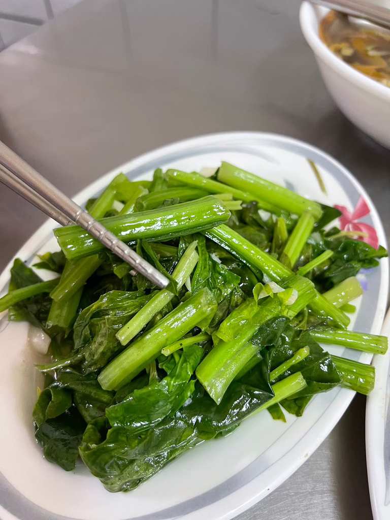 台南平價小餐館～久昌飯店，肉滿滿的香菇肉飯，美味家常菜筍絲炒