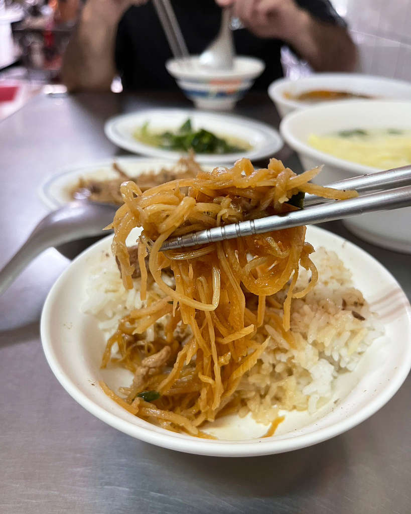 台南平價小餐館～久昌飯店，肉滿滿的香菇肉飯，美味家常菜筍絲炒