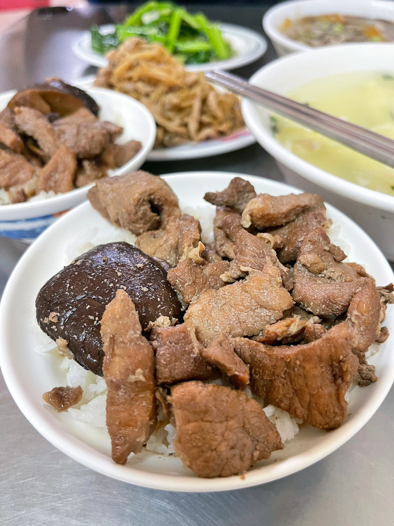 台南平價小餐館～久昌飯店，肉滿滿的香菇肉飯，美味家常菜筍絲炒