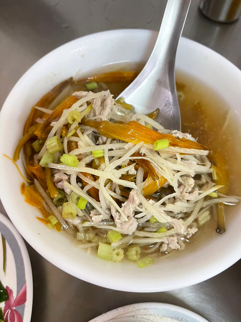 台南平價小餐館～久昌飯店，肉滿滿的香菇肉飯，美味家常菜筍絲炒