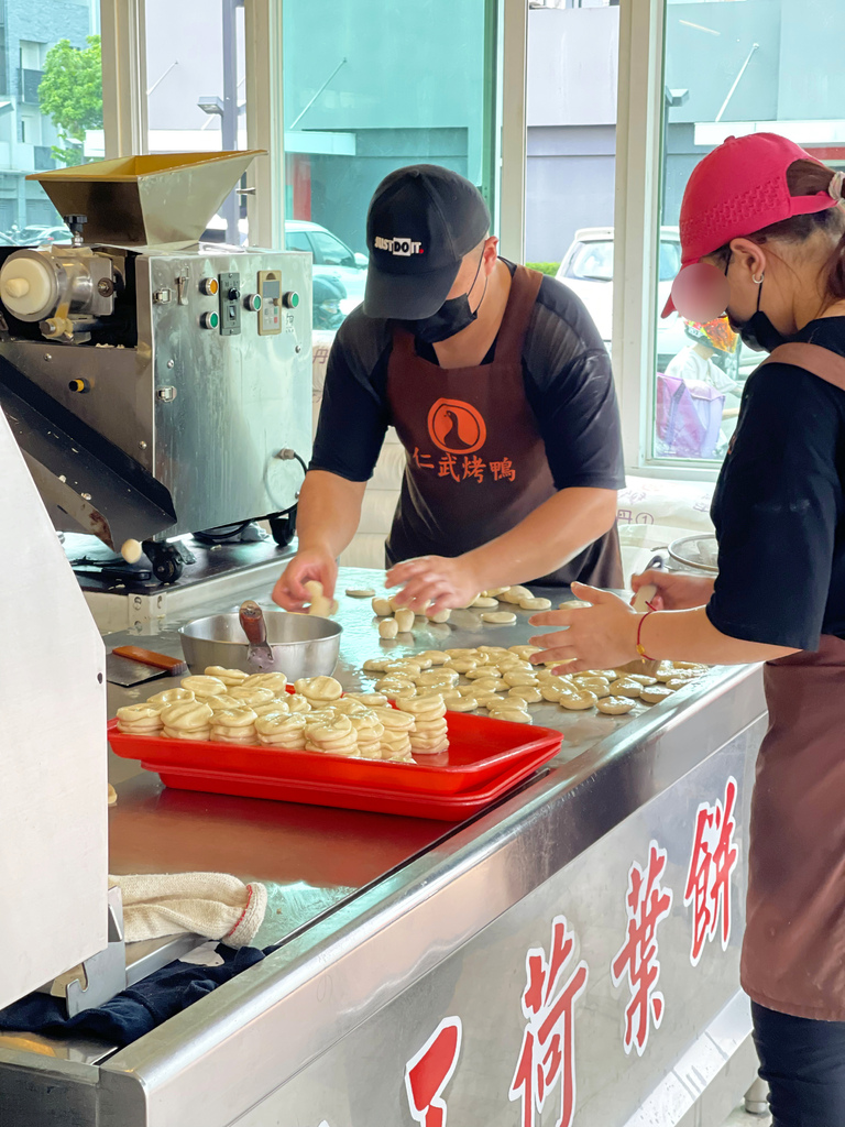 高雄平價烤鴨分享：仁武烤鴨排隊美食，內用現吃有冷氣，停車方便