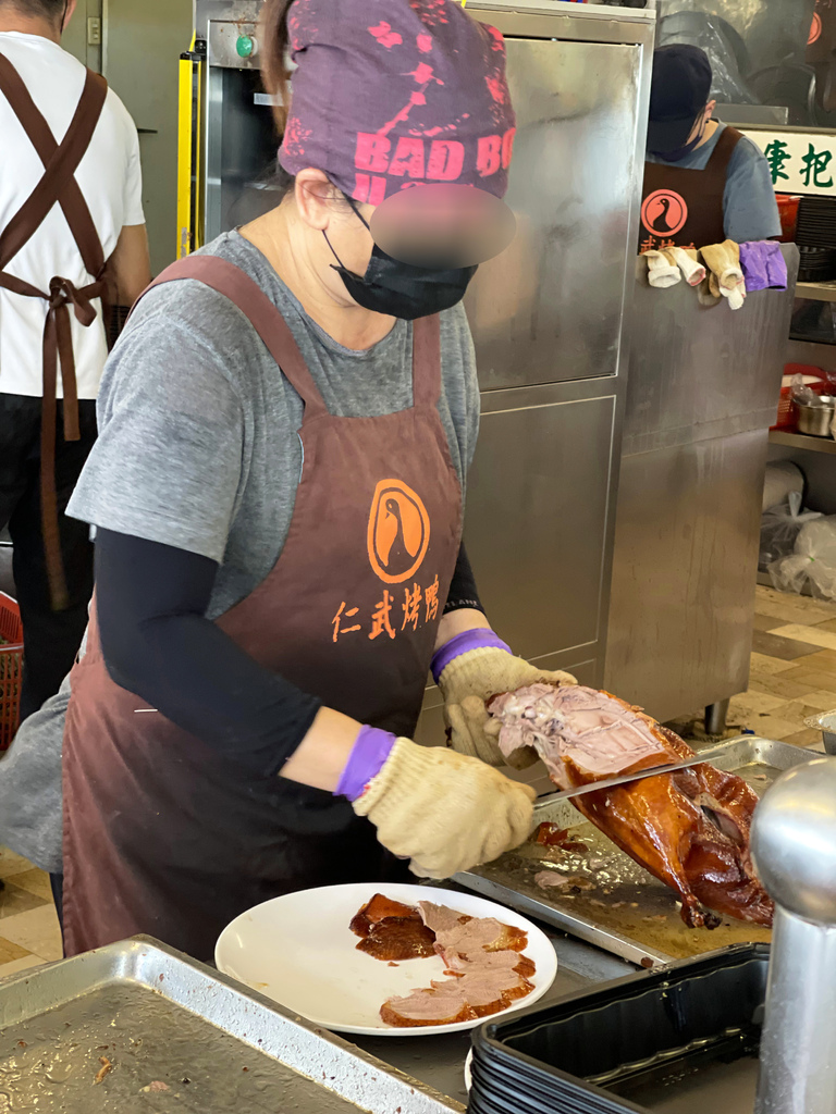高雄平價烤鴨分享：仁武烤鴨排隊美食，內用現吃有冷氣，停車方便