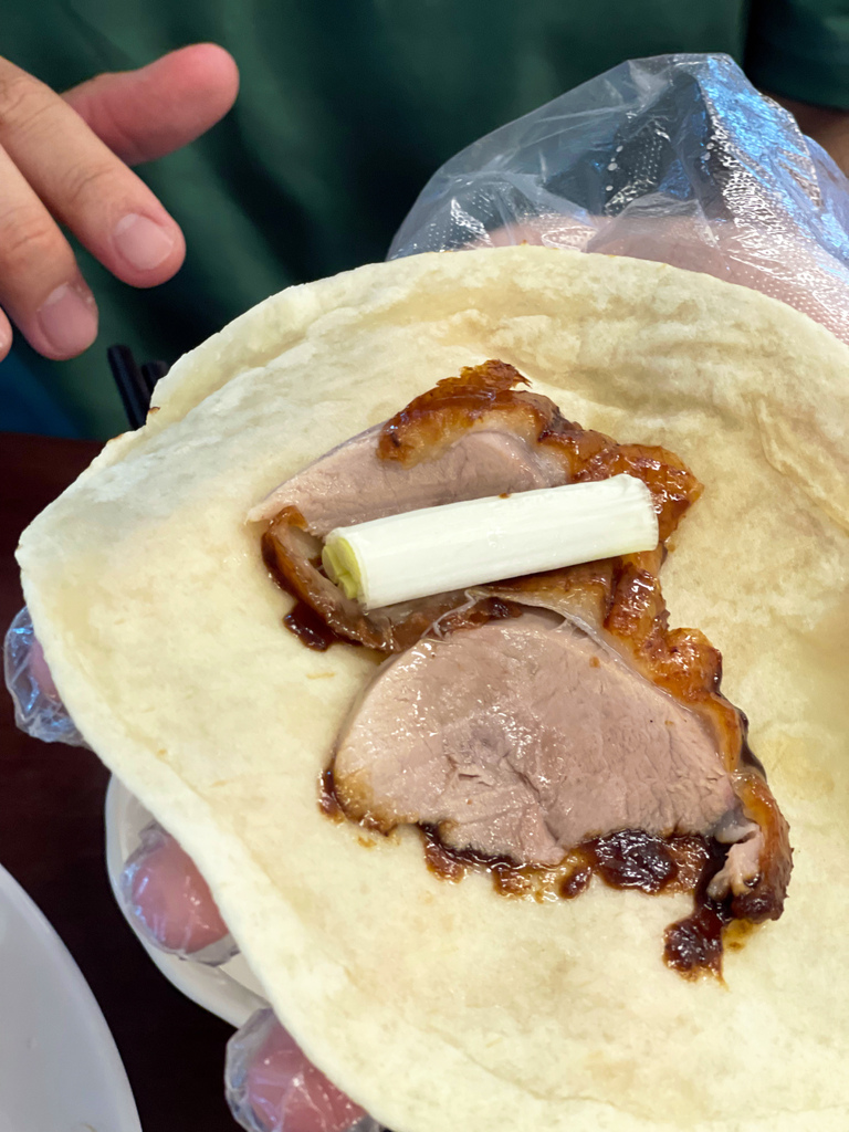 高雄平價烤鴨分享：仁武烤鴨排隊美食，內用現吃有冷氣，停車方便