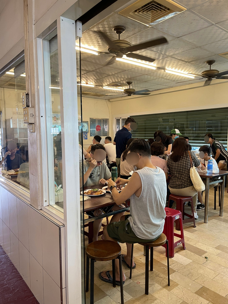 高雄平價烤鴨分享：仁武烤鴨排隊美食，內用現吃有冷氣，停車方便
