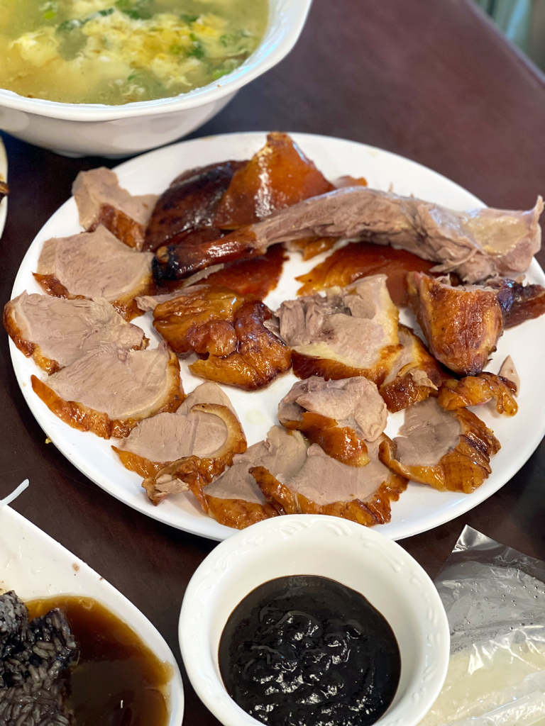 高雄平價烤鴨分享：仁武烤鴨排隊美食，內用現吃有冷氣，停車方便