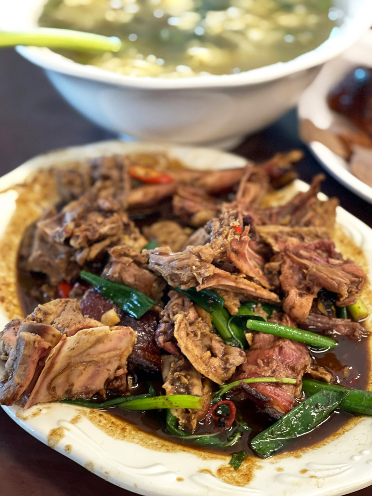 高雄平價烤鴨分享：仁武烤鴨排隊美食，內用現吃有冷氣，停車方便