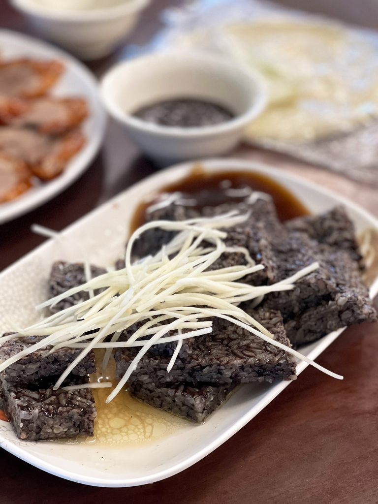 高雄平價烤鴨分享：仁武烤鴨排隊美食，內用現吃有冷氣，停車方便