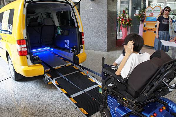 高雄無障礙計程車 載送身障乘客示範