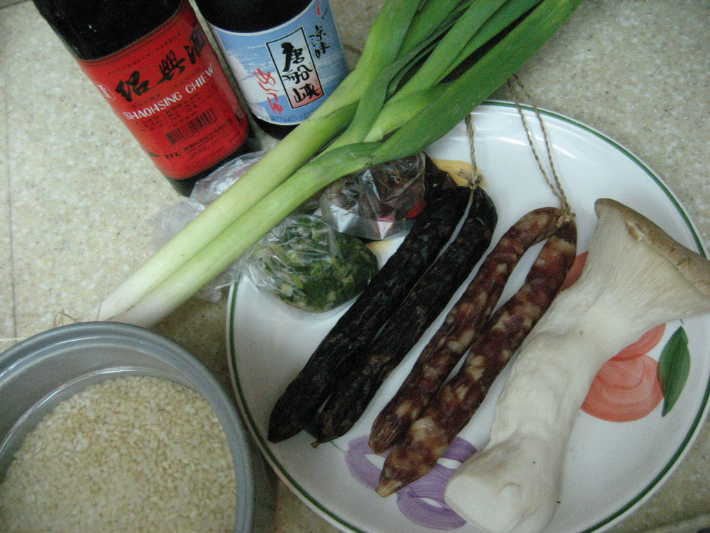 【健康養生飲食—上班族食譜】杏鮑菇臘味飯&黑木耳香菇雞湯 ~~用電鍋輕易蒸出超好吃ㄉ港式好味道 (上班族拿手菜簡易食譜)