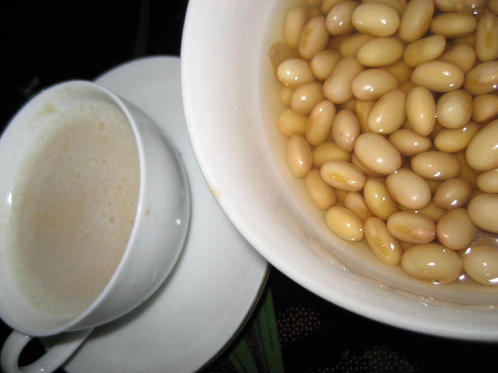 【飲食篇- 手工豆漿】:豆豆磨來磨去...豆豆磨來磨去...磨來磨去  香豆奶...這應該就是MUJO超愛豆漿ㄉ原因吧!! ~~(上班族拿手菜簡易食譜)