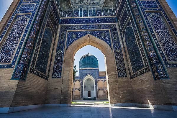 Main-Entrance-Gate-Of-The-Bibi-Khanym-Mosque-In-Samarkand-2.jpg