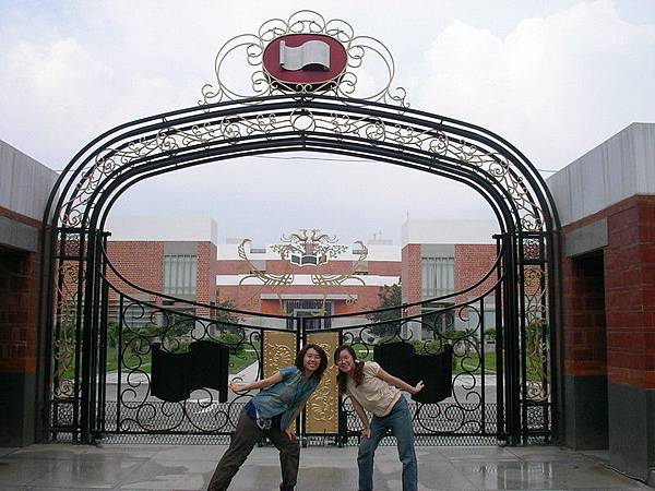 這是美美的台南藝術大學..她們是在學後面的天鵝拉