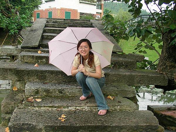 這也是愛演的靖子...明明就沒下雨阿