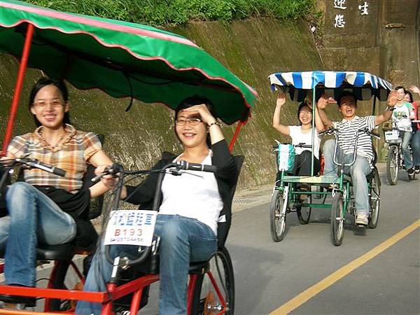 兩台開心的敞篷車...後面都跳起舞來了~